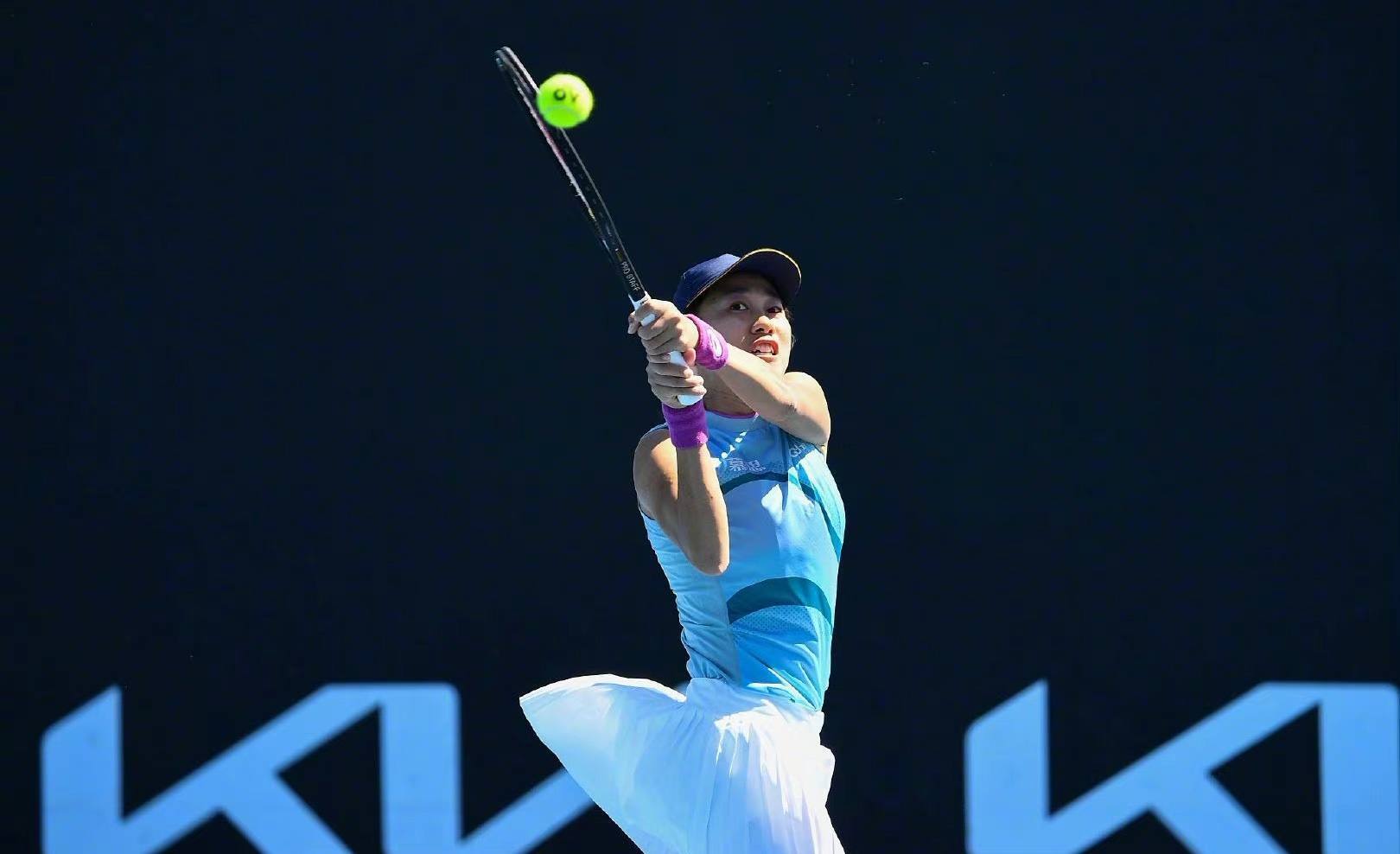 的更衣室凝 的更衣室凝